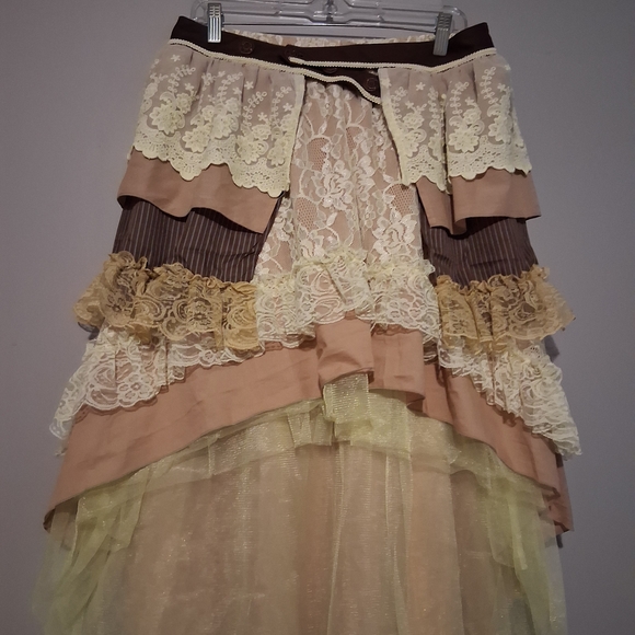 RQ BL- High-Low Lace Layered Skirt in Beige and Cream - Picture 4 of 15